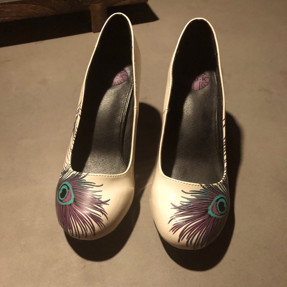 Cream colored heels EUC size 7.